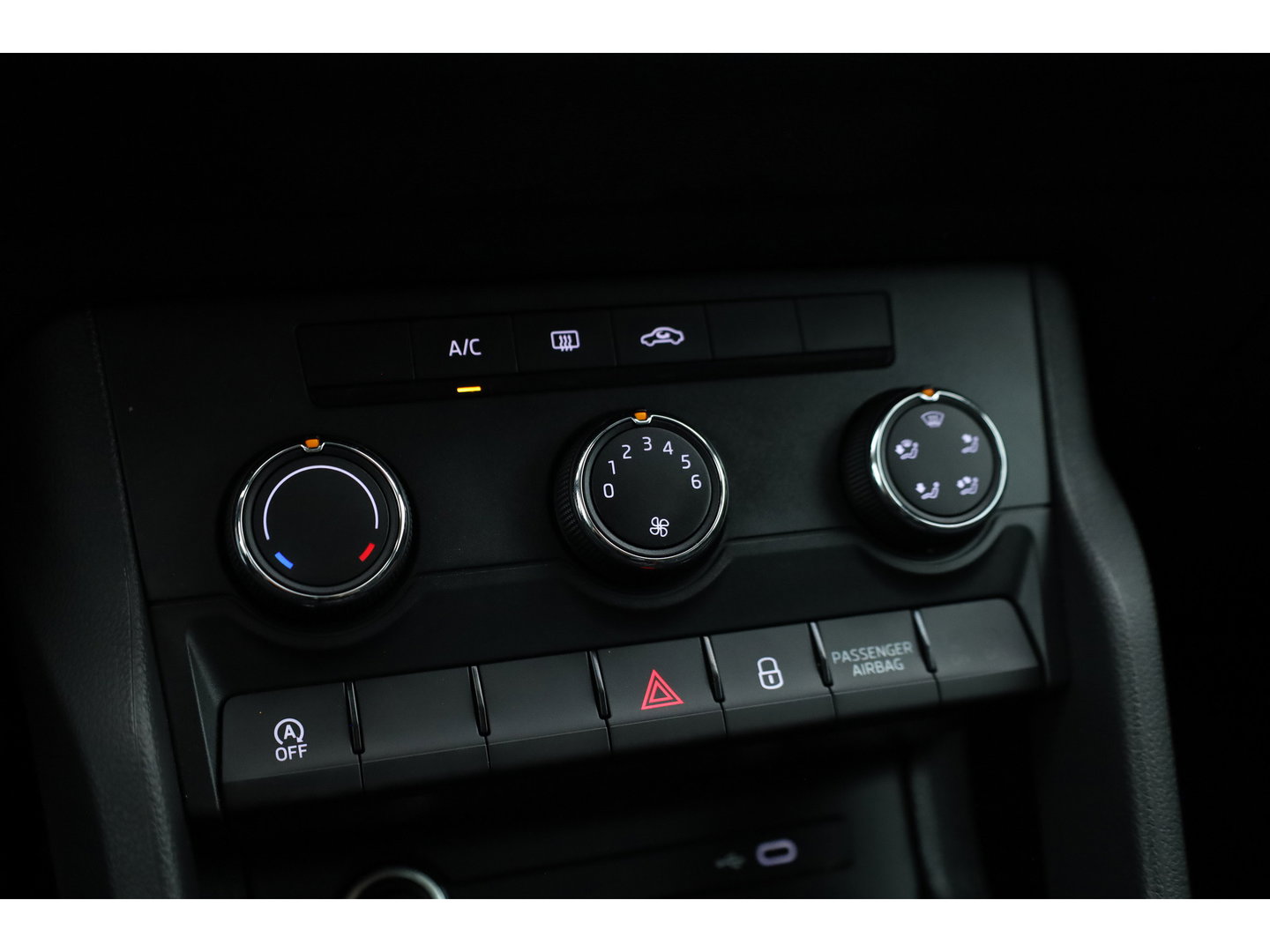 Škoda Karoq 1.0 TSI Business Edition | Rijklaar !! | Cruise | 18'' | All Seasons | PDC | DAB | Airco | bluetooth