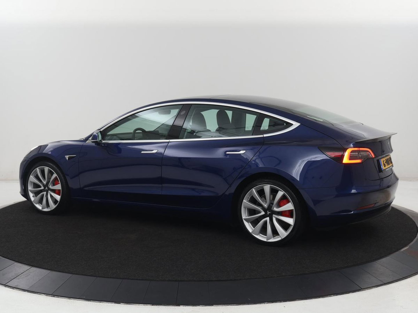 Tesla Model 3 Performance AWD 75 kWh | Traffic-Aware Cruise control | Leder | Lichtmetaal 20'' | Achterbank verwarming | Park assist | Climate control