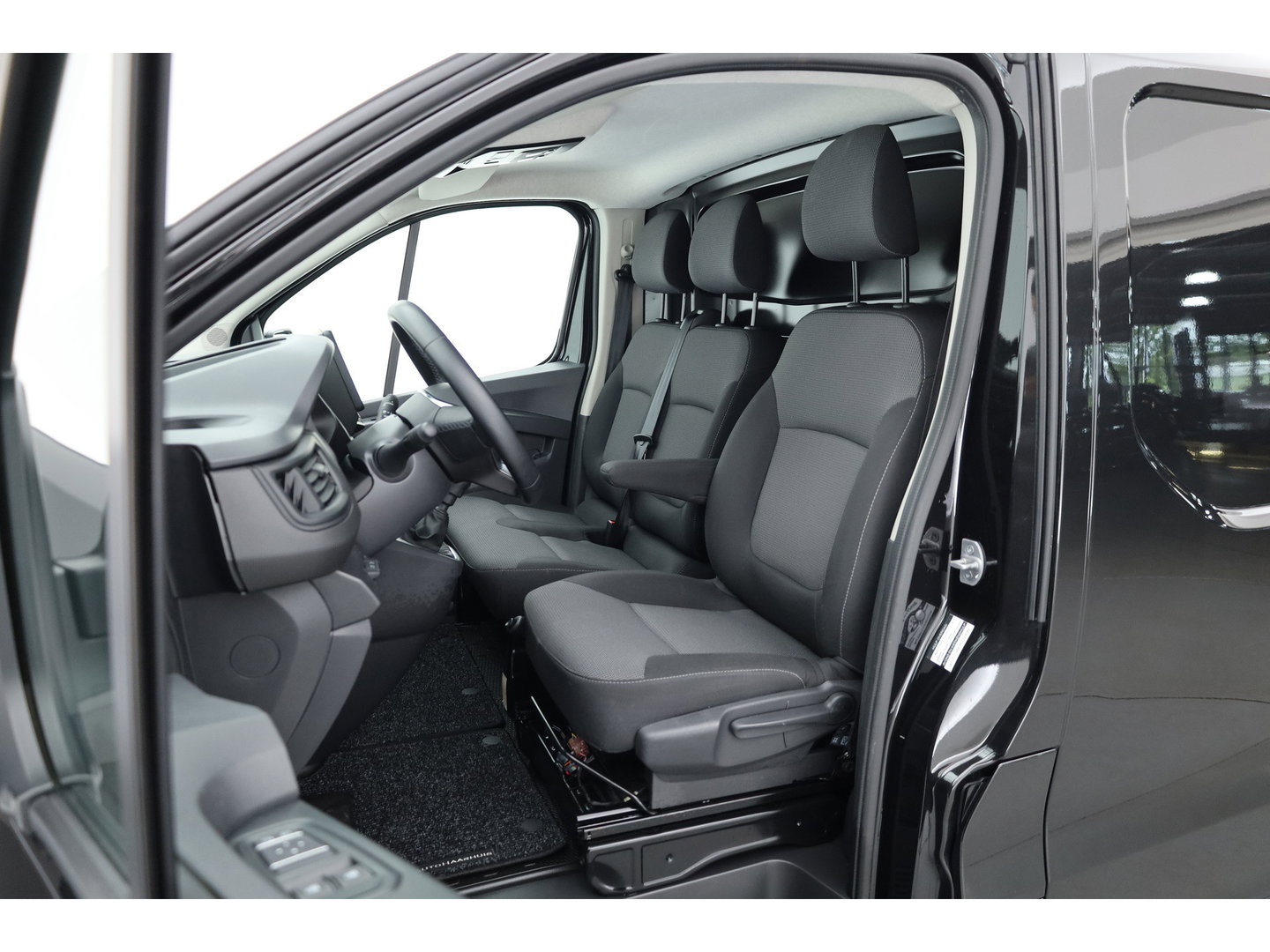 Renault Trafic 2.0 dCi 130pk L2H1 Work Edition | Airco | Cruise | Trekhaak | Zwart met.