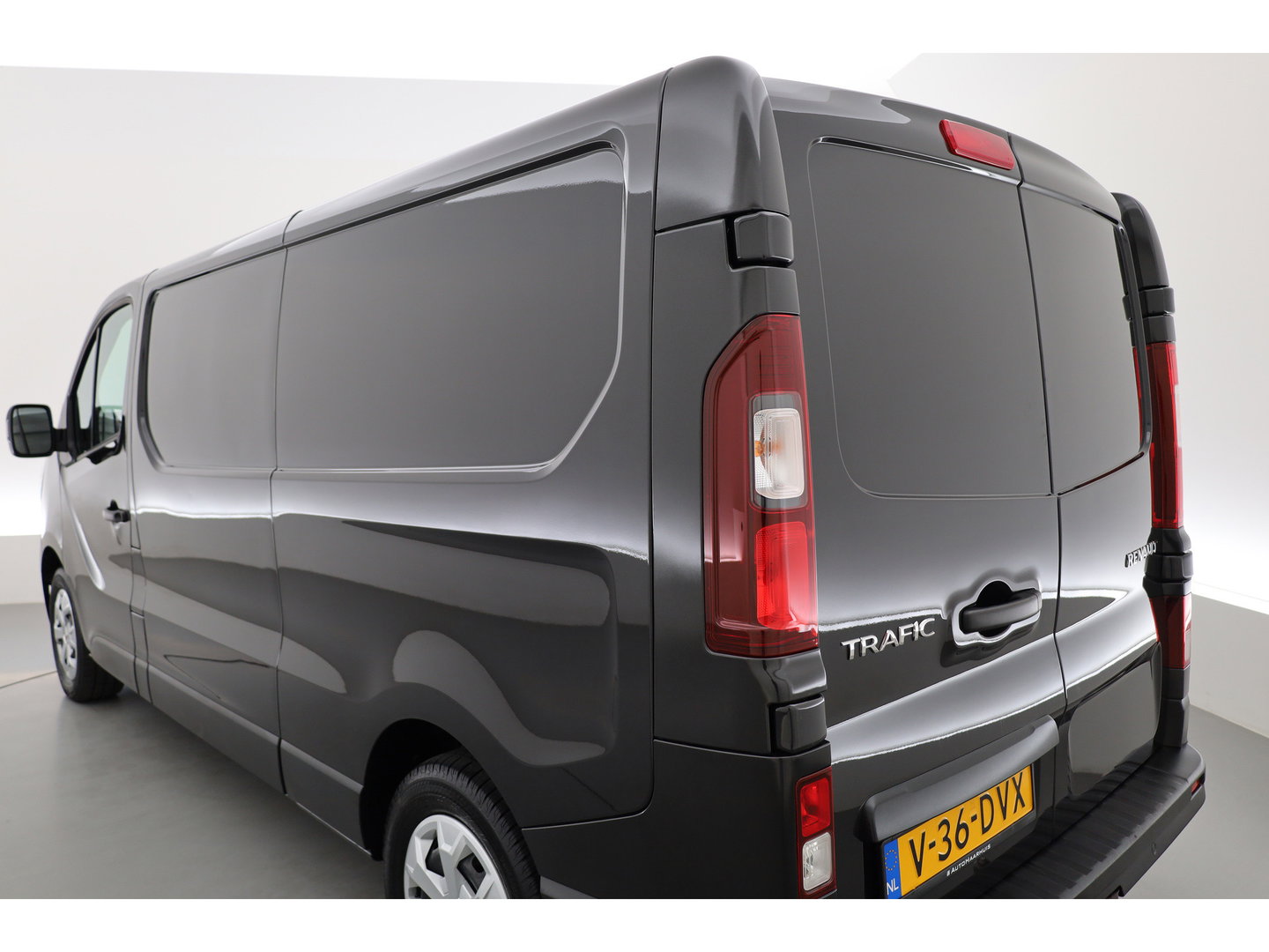 Renault Trafic 2.0 dCi 130pk L2H1 Work Edition | Airco | Cruise | Trekhaak | Zwart met.