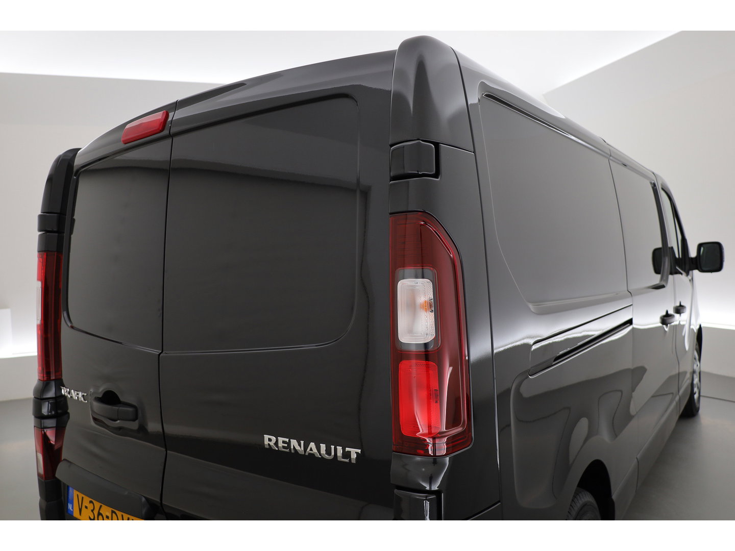 Renault Trafic 2.0 dCi 130pk L2H1 Work Edition | Airco | Cruise | Trekhaak | Zwart met.