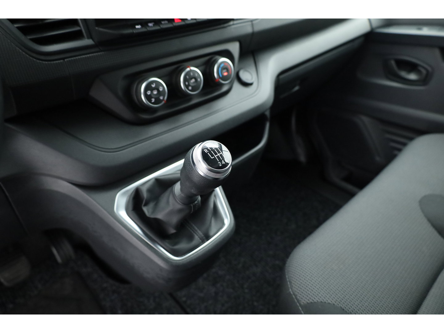 Renault Trafic 2.0 dCi 130pk L2H1 Work Edition | Airco | Cruise | Trekhaak | Zwart met.