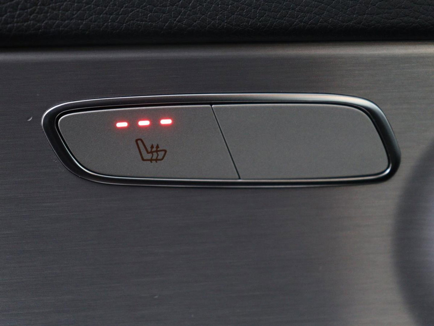 Mercedes-Benz C-Klasse Estate 180 Business Solution AMG | Panoramadak | Trekhaak | Leder/alcantara | Stoelverwarming | Virtual dashboard | Camera | Park assist | Carplay | Full LED