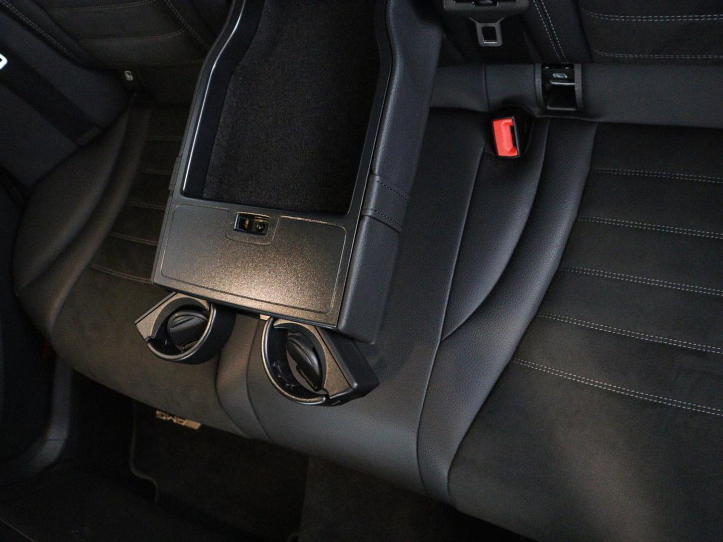 Mercedes-Benz C-Klasse Estate 180 Business Solution AMG | Panoramadak | Trekhaak | Leder/alcantara | Stoelverwarming | Virtual dashboard | Camera | Park assist | Carplay | Full LED
