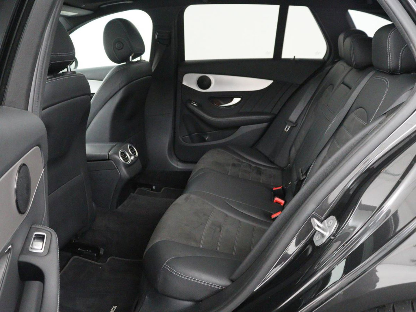Mercedes-Benz C-Klasse Estate 180 Business Solution AMG | Panoramadak | Trekhaak | Leder/alcantara | Stoelverwarming | Virtual dashboard | Camera | Park assist | Carplay | Full LED