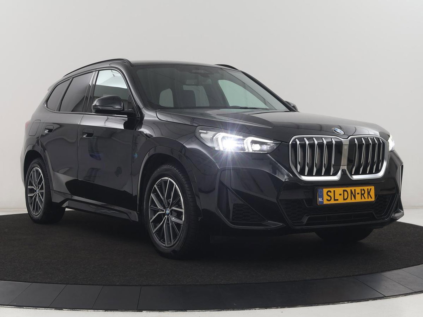 BMW X1 xDrive23i M-sport | Trekhaak | Leder | Head-up | 360 camera | Carplay | Stoelverwarming | Cruise control | Sfeerverlichting | Climate control | Full LED