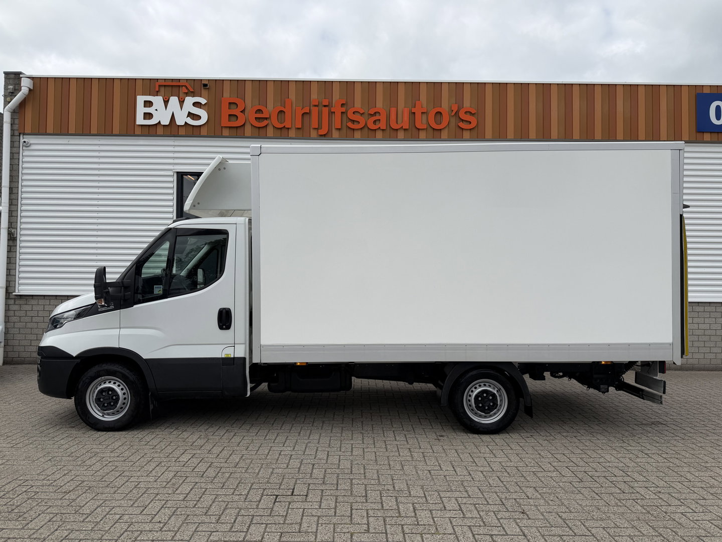 Iveco Daily 35S14 2.3 himatic automaat / euro 6 / bpm vrij / geen tol plicht ! / lease vanaf € 424 / bakwagen met laadklep / climate control / zijdeur / 410 cm L x 210 cm B x 200 cm H