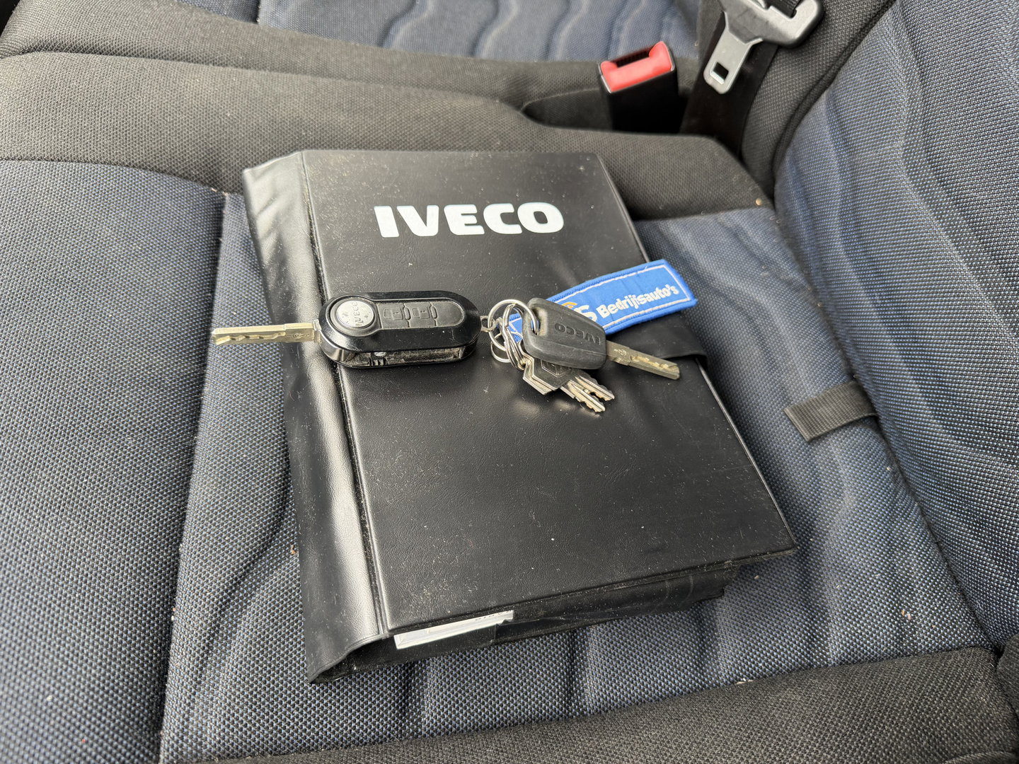 Iveco Daily 35S14 2.3 himatic automaat / euro 6 / bpm vrij / geen tol plicht ! / lease vanaf € 424 / bakwagen met laadklep / climate control / zijdeur / 410 cm L x 210 cm B x 200 cm H