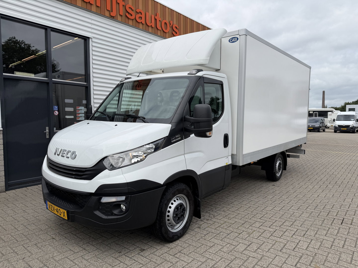 Iveco Daily 35S14 2.3 himatic automaat / euro 6 / bpm vrij / geen tol plicht ! / lease vanaf € 424 / bakwagen met laadklep / climate control / zijdeur / 410 cm L x 210 cm B x 200 cm H