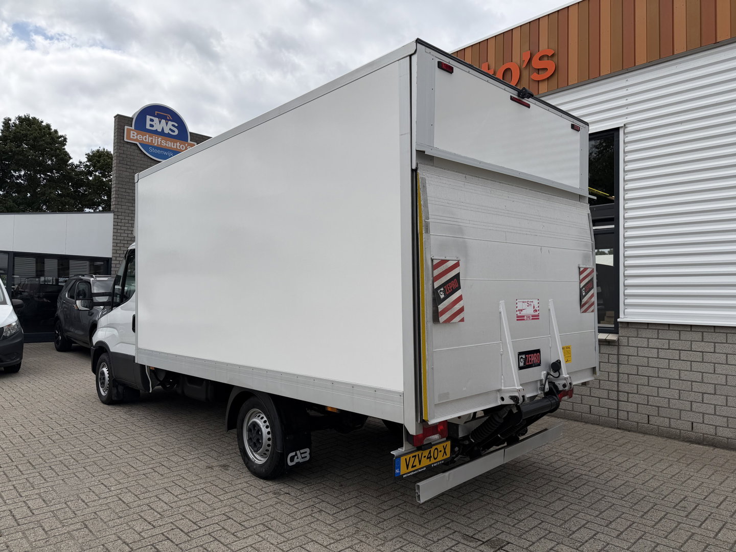 Iveco Daily 35S14 2.3 himatic automaat / euro 6 / bpm vrij / geen tol plicht ! / lease vanaf € 424 / bakwagen met laadklep / climate control / zijdeur / 410 cm L x 210 cm B x 200 cm H