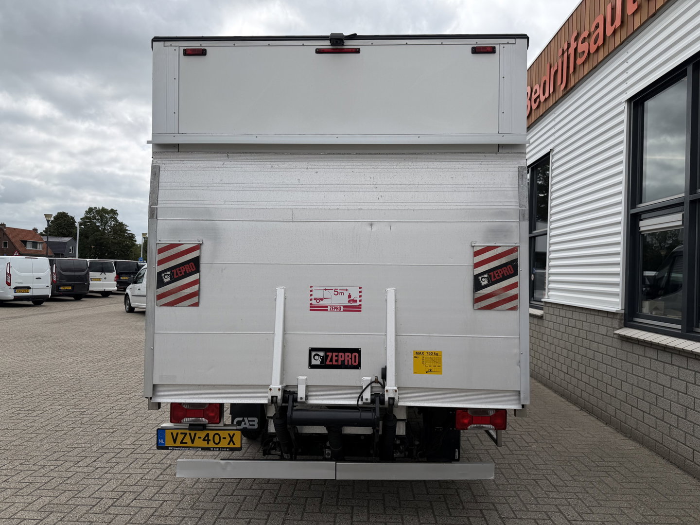 Iveco Daily 35S14 2.3 himatic automaat / euro 6 / bpm vrij / geen tol plicht ! / lease vanaf € 424 / bakwagen met laadklep / climate control / zijdeur / 410 cm L x 210 cm B x 200 cm H