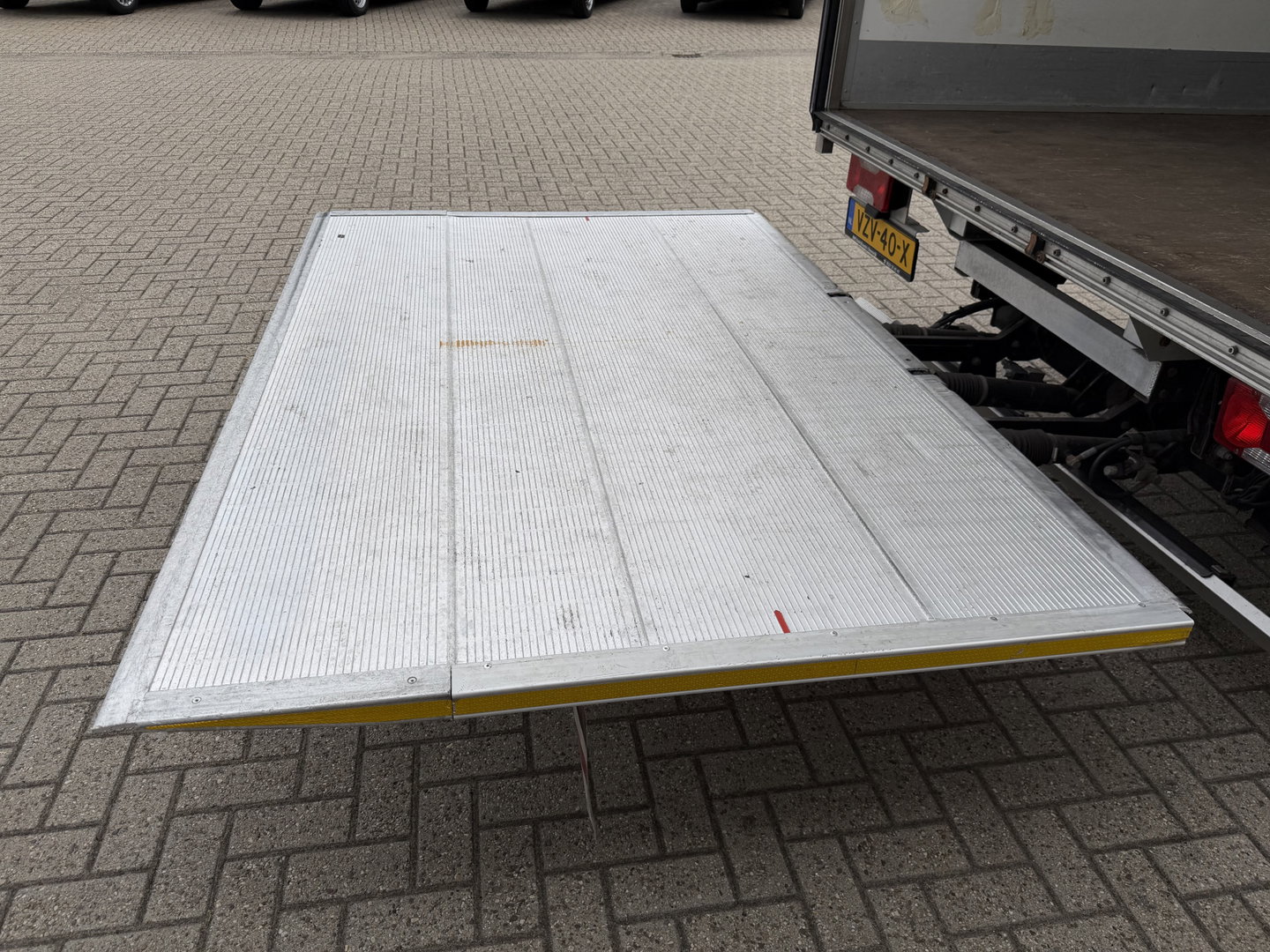 Iveco Daily 35S14 2.3 himatic automaat / euro 6 / bpm vrij / geen tol plicht ! / lease vanaf € 424 / bakwagen met laadklep / climate control / zijdeur / 410 cm L x 210 cm B x 200 cm H