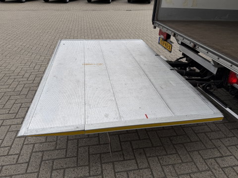 Iveco Daily 35S14 2.3 himatic automaat / euro 6 / bpm vrij / geen tol plicht ! / lease vanaf € 424 / bakwagen met laadklep / climate control / zijdeur / 410 cm L x 210 cm B x 200 cm H