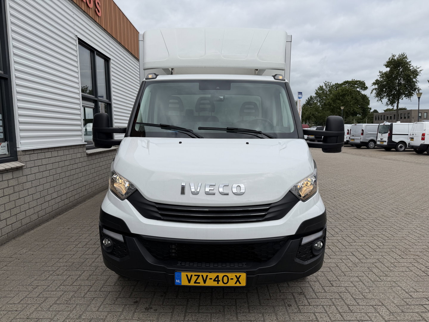 Iveco Daily 35S14 2.3 himatic automaat / euro 6 / bpm vrij / geen tol plicht ! / lease vanaf € 424 / bakwagen met laadklep / climate control / zijdeur / 410 cm L x 210 cm B x 200 cm H