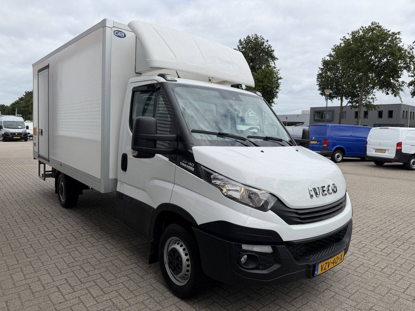 Iveco Daily 35S14 2.3 himatic automaat / euro 6 / bpm vrij / geen tol plicht ! / lease vanaf € 424 / bakwagen met laadklep / climate control / zijdeur / 410 cm L x 210 cm B x 200 cm H