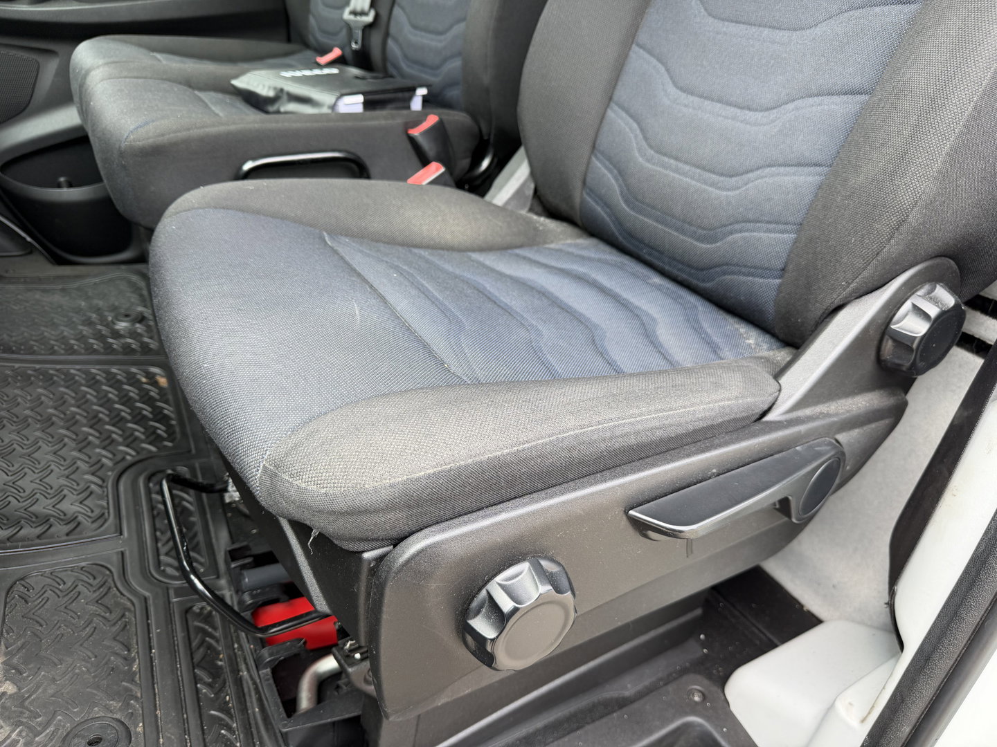Iveco Daily 35S14 2.3 himatic automaat / euro 6 / bpm vrij / geen tol plicht ! / lease vanaf € 424 / bakwagen met laadklep / climate control / zijdeur / 410 cm L x 210 cm B x 200 cm H