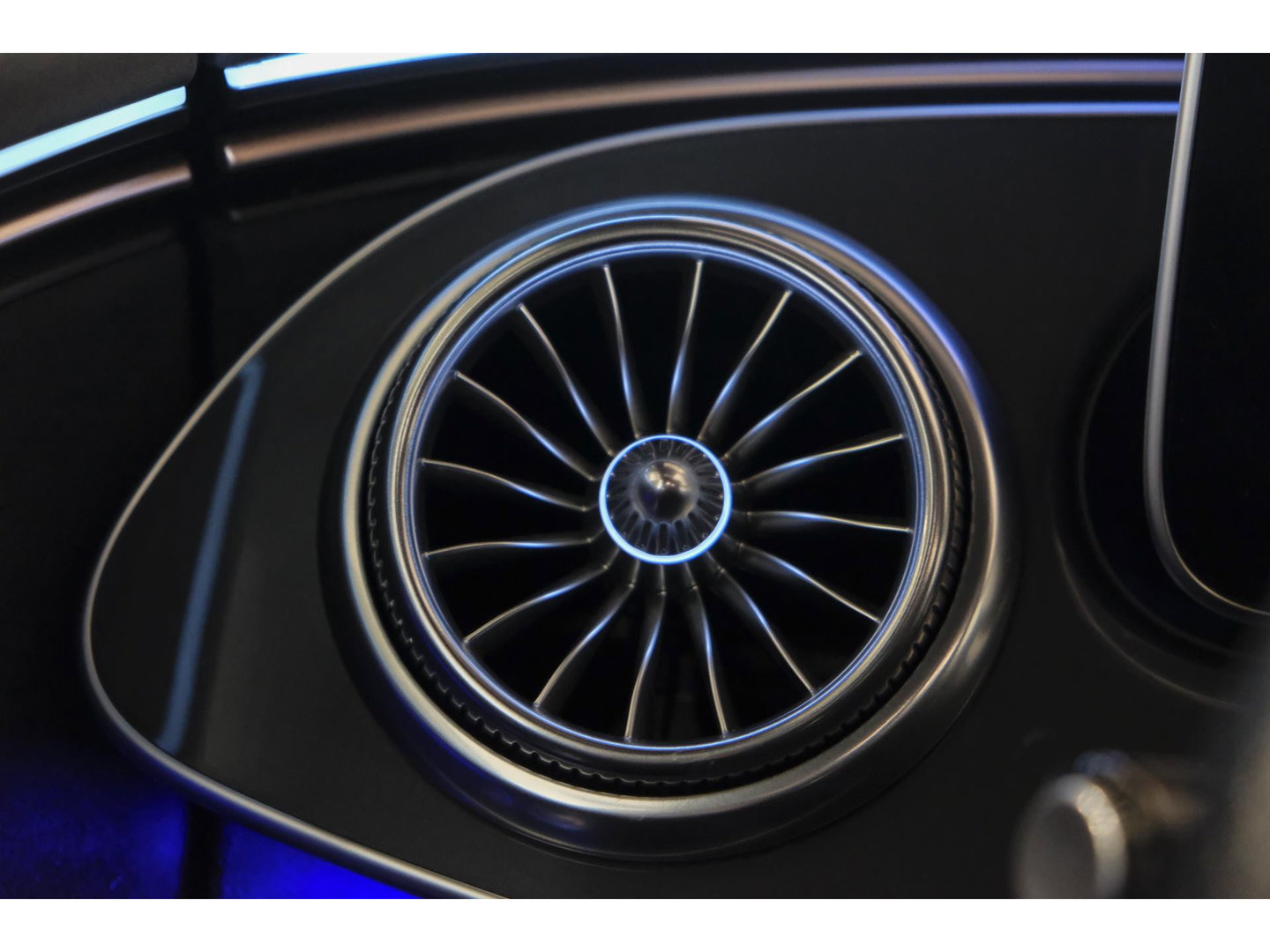 Mercedes-Benz EQE 350+ AMG 292pk 91 kWh Panoramadak Burmester Luchtvering Head-up Carplay BOMVOL!