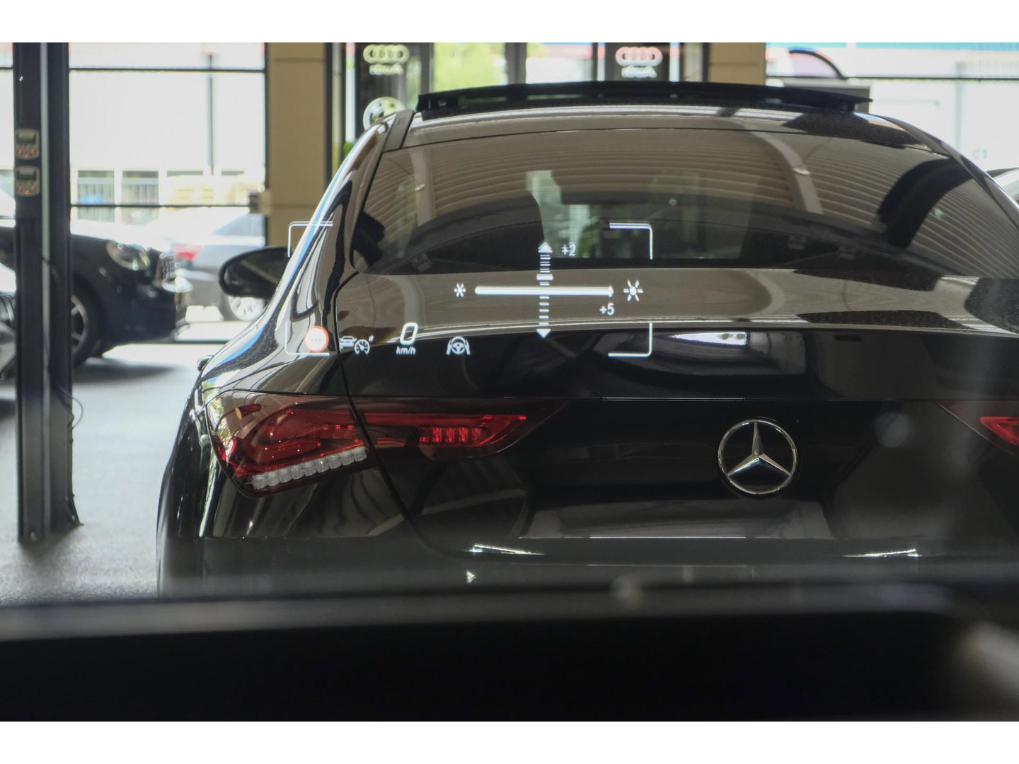 Mercedes-Benz EQE 350+ AMG 292pk 91 kWh Panoramadak Burmester Luchtvering Head-up Carplay BOMVOL!