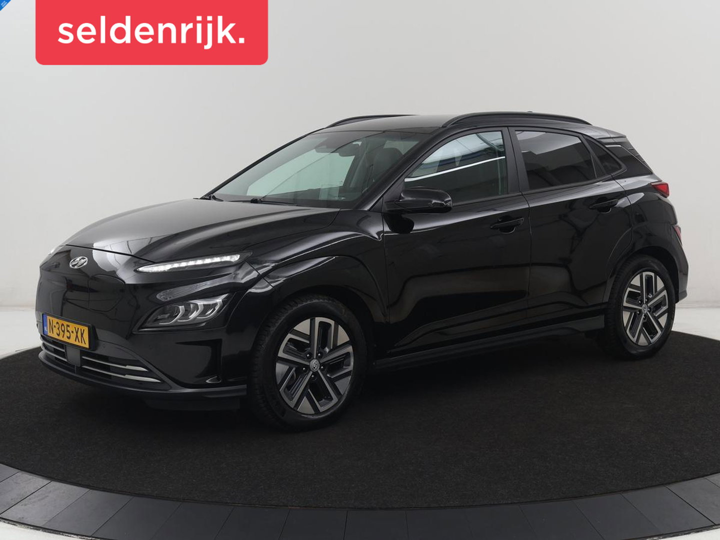 Hyundai KONA EV Premium 64 KWh | SOH 96.2% | Leder | Trekhaak | Head-up | Stoelventilatie | Stuur/stoel verwarming | Adaptive cruise | Camera | Park assist | Carplay | Dodehoek detectie | Krell sound |