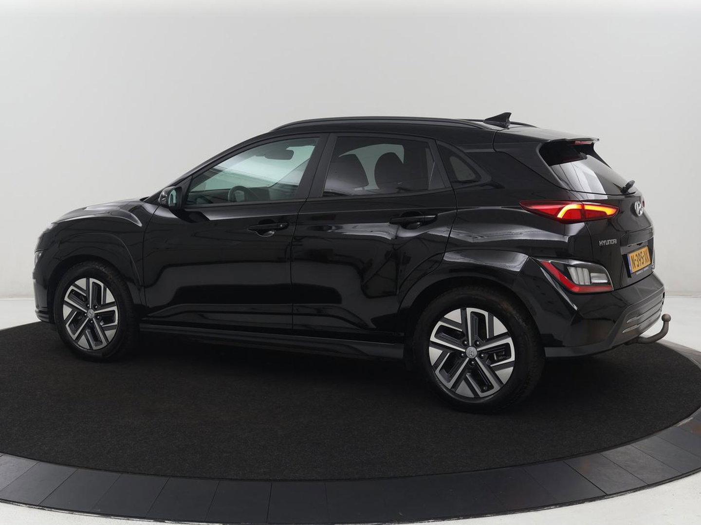 Hyundai KONA EV Premium 64 KWh | SOH 96.2% | Leder | Trekhaak | Head-up | Stoelventilatie | Stuur/stoel verwarming | Adaptive cruise | Camera | Park assist | Carplay | Dodehoek detectie | Krell sound |