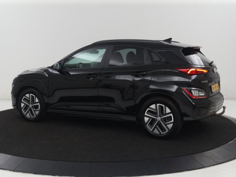 Hyundai KONA EV Premium 64 KWh | SOH 96.2% | Leder | Trekhaak | Head-up | Stoelventilatie | Stuur/stoel verwarming | Adaptive cruise | Camera | Park assist | Carplay | Dodehoek detectie | Krell sound |