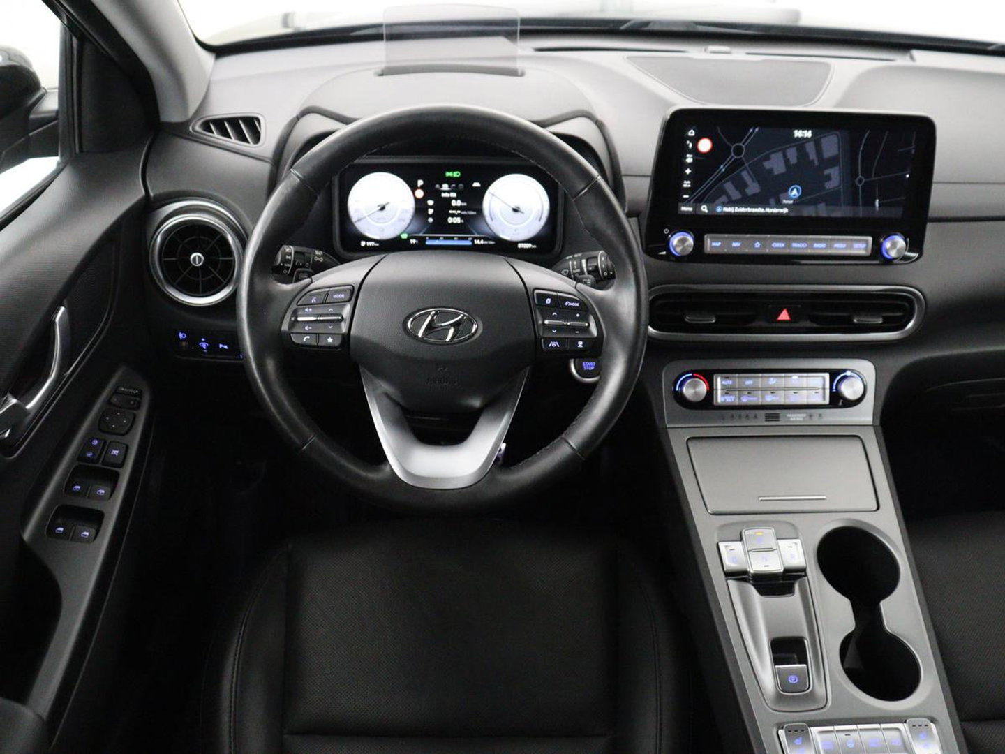 Hyundai KONA EV Premium 64 KWh | SOH 96.2% | Leder | Trekhaak | Head-up | Stoelventilatie | Stuur/stoel verwarming | Adaptive cruise | Camera | Park assist | Carplay | Dodehoek detectie | Krell sound |
