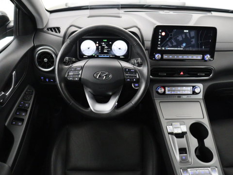 Hyundai KONA EV Premium 64 KWh | SOH 96.2% | Leder | Trekhaak | Head-up | Stoelventilatie | Stuur/stoel verwarming | Adaptive cruise | Camera | Park assist | Carplay | Dodehoek detectie | Krell sound |