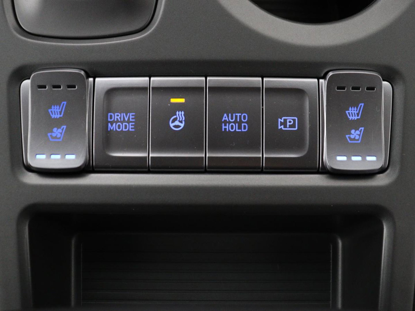 Hyundai KONA EV Premium 64 KWh | SOH 96.2% | Leder | Trekhaak | Head-up | Stoelventilatie | Stuur/stoel verwarming | Adaptive cruise | Camera | Park assist | Carplay | Dodehoek detectie | Krell sound |