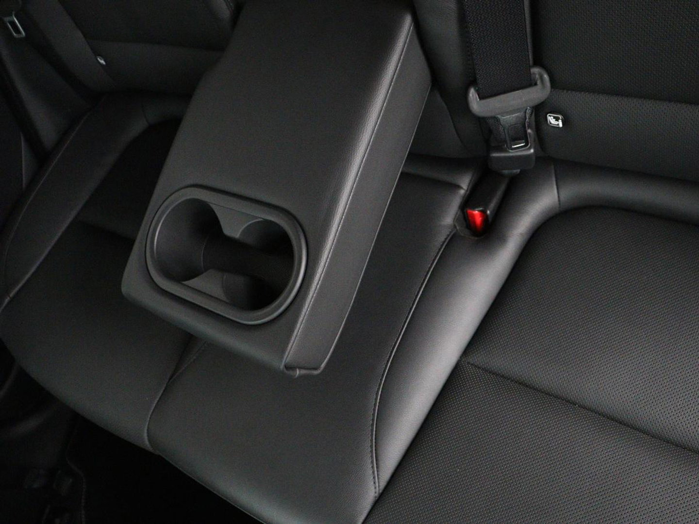 Hyundai KONA EV Premium 64 KWh | SOH 96.2% | Leder | Trekhaak | Head-up | Stoelventilatie | Stuur/stoel verwarming | Adaptive cruise | Camera | Park assist | Carplay | Dodehoek detectie | Krell sound |