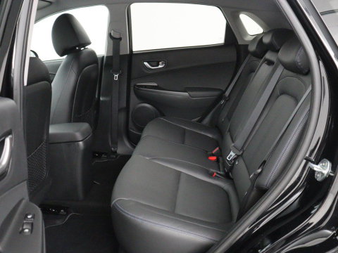 Hyundai KONA EV Premium 64 KWh | SOH 96.2% | Leder | Trekhaak | Head-up | Stoelventilatie | Stuur/stoel verwarming | Adaptive cruise | Camera | Park assist | Carplay | Dodehoek detectie | Krell sound |