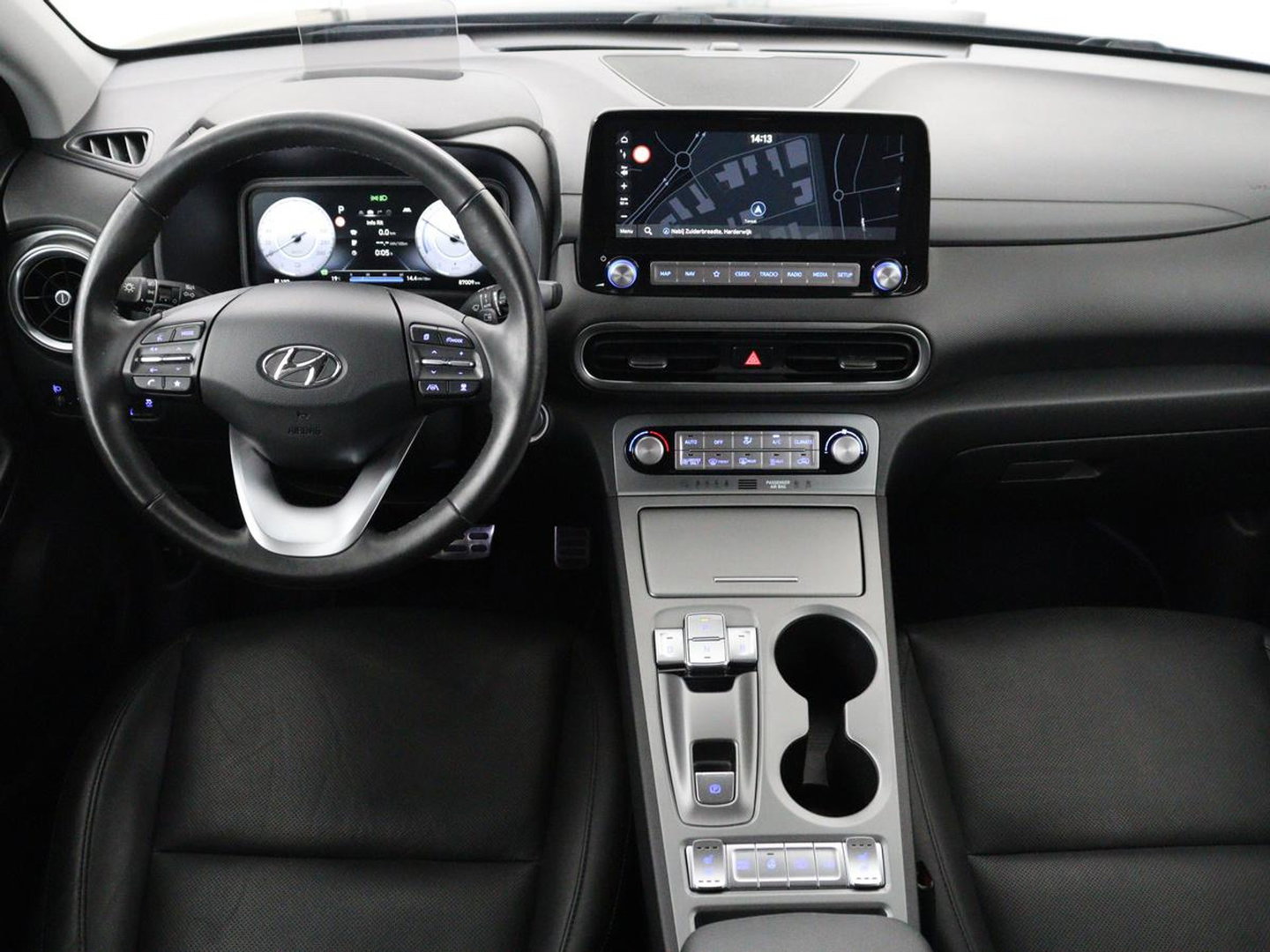 Hyundai KONA EV Premium 64 KWh | SOH 96.2% | Leder | Trekhaak | Head-up | Stoelventilatie | Stuur/stoel verwarming | Adaptive cruise | Camera | Park assist | Carplay | Dodehoek detectie | Krell sound |