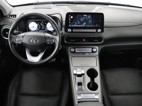 Hyundai KONA EV Premium 64 KWh | SOH 96.2% | Leder | Trekhaak | Head-up | Stoelventilatie | Stuur/stoel verwarming | Adaptive cruise | Camera | Park assist | Carplay | Dodehoek detectie | Krell sound |