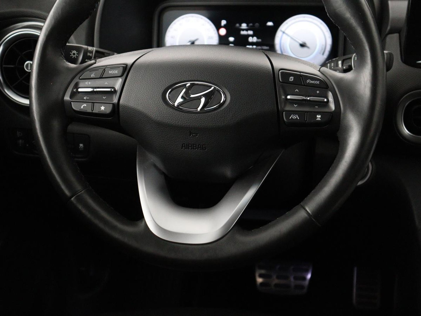 Hyundai KONA EV Premium 64 KWh | SOH 96.2% | Leder | Trekhaak | Head-up | Stoelventilatie | Stuur/stoel verwarming | Adaptive cruise | Camera | Park assist | Carplay | Dodehoek detectie | Krell sound |