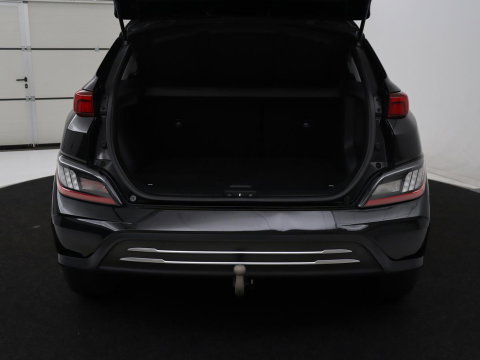 Hyundai KONA EV Premium 64 KWh | SOH 96.2% | Leder | Trekhaak | Head-up | Stoelventilatie | Stuur/stoel verwarming | Adaptive cruise | Camera | Park assist | Carplay | Dodehoek detectie | Krell sound |