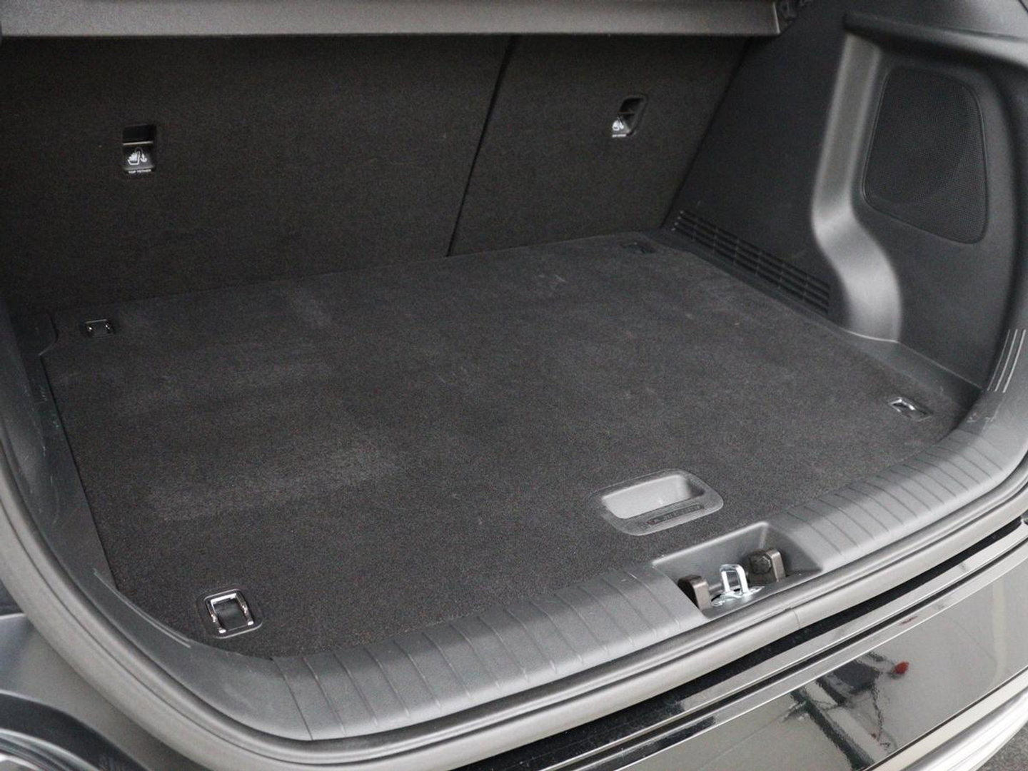 Hyundai KONA EV Premium 64 KWh | SOH 96.2% | Leder | Trekhaak | Head-up | Stoelventilatie | Stuur/stoel verwarming | Adaptive cruise | Camera | Park assist | Carplay | Dodehoek detectie | Krell sound |