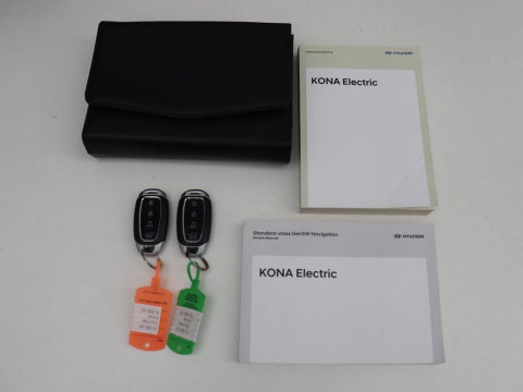 Hyundai KONA EV Premium 64 KWh | SOH 96.2% | Leder | Trekhaak | Head-up | Stoelventilatie | Stuur/stoel verwarming | Adaptive cruise | Camera | Park assist | Carplay | Dodehoek detectie | Krell sound |