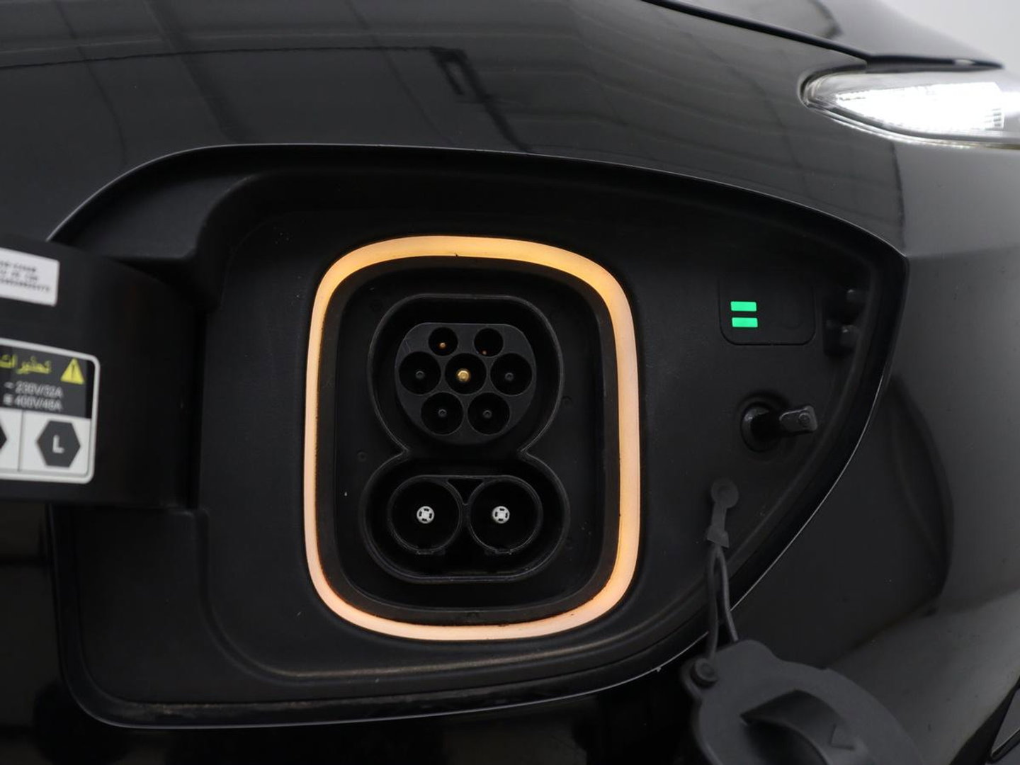 Hyundai KONA EV Premium 64 KWh | SOH 96.2% | Leder | Trekhaak | Head-up | Stoelventilatie | Stuur/stoel verwarming | Adaptive cruise | Camera | Park assist | Carplay | Dodehoek detectie | Krell sound |