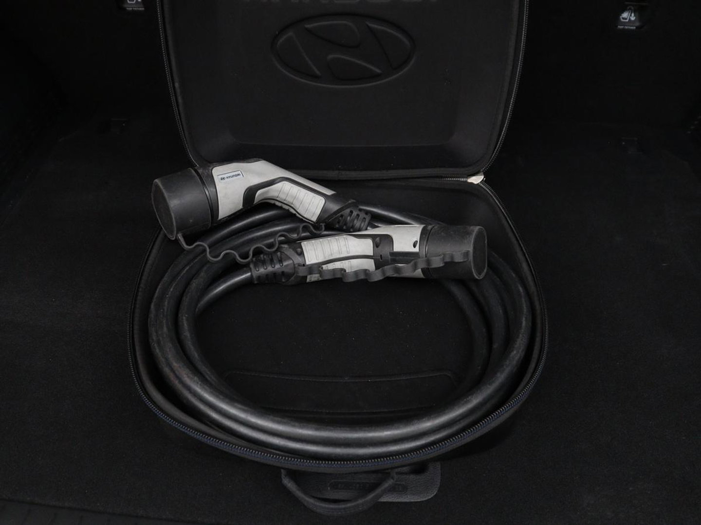 Hyundai KONA EV Premium 64 KWh | SOH 96.2% | Leder | Trekhaak | Head-up | Stoelventilatie | Stuur/stoel verwarming | Adaptive cruise | Camera | Park assist | Carplay | Dodehoek detectie | Krell sound |