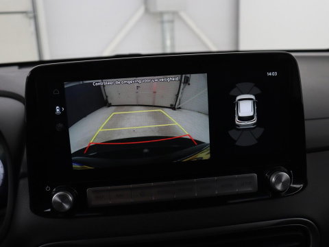 Hyundai KONA EV Premium 64 KWh | SOH 96.2% | Leder | Trekhaak | Head-up | Stoelventilatie | Stuur/stoel verwarming | Adaptive cruise | Camera | Park assist | Carplay | Dodehoek detectie | Krell sound |