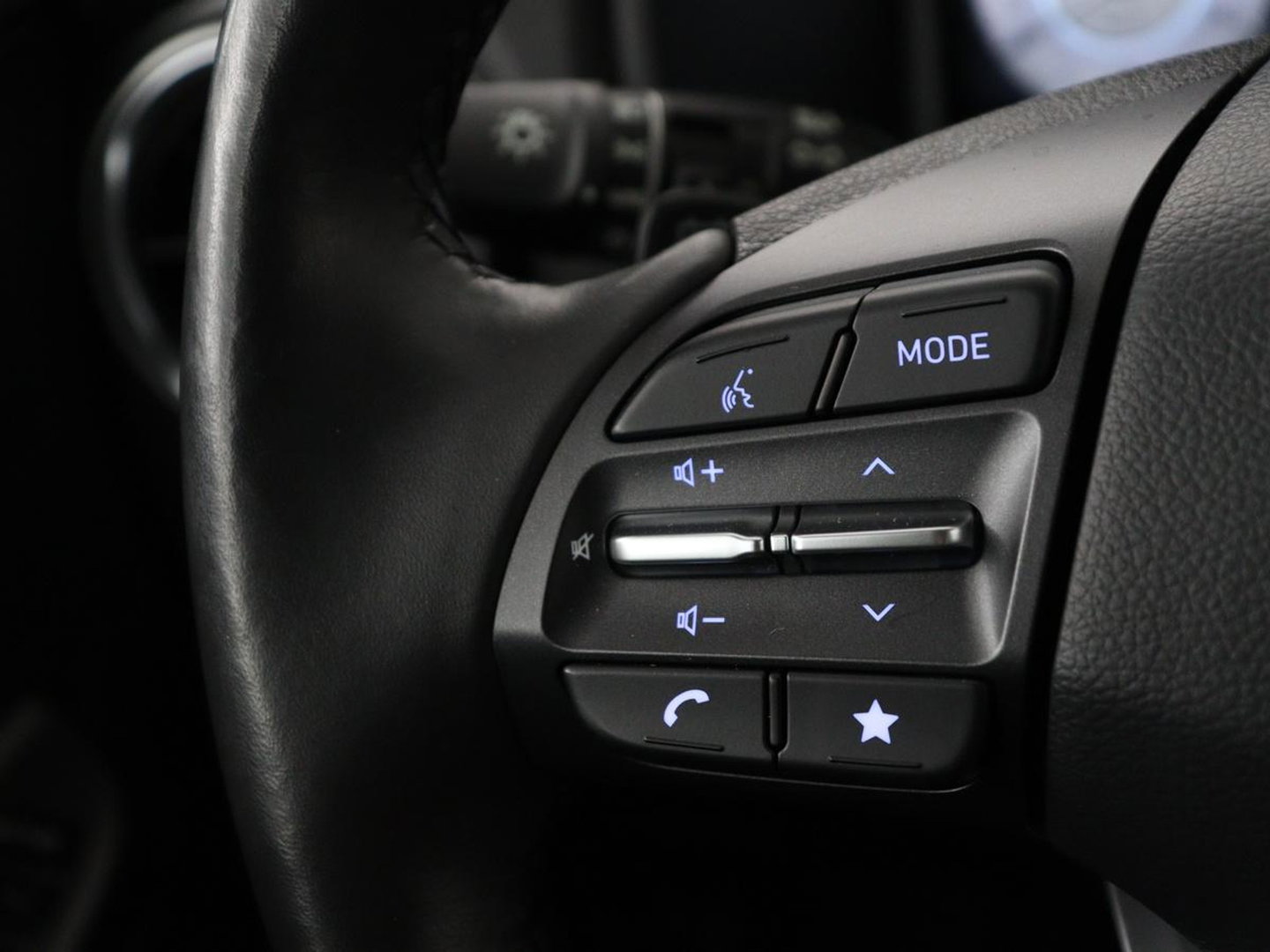 Hyundai KONA EV Premium 64 KWh | SOH 96.2% | Leder | Trekhaak | Head-up | Stoelventilatie | Stuur/stoel verwarming | Adaptive cruise | Camera | Park assist | Carplay | Dodehoek detectie | Krell sound |