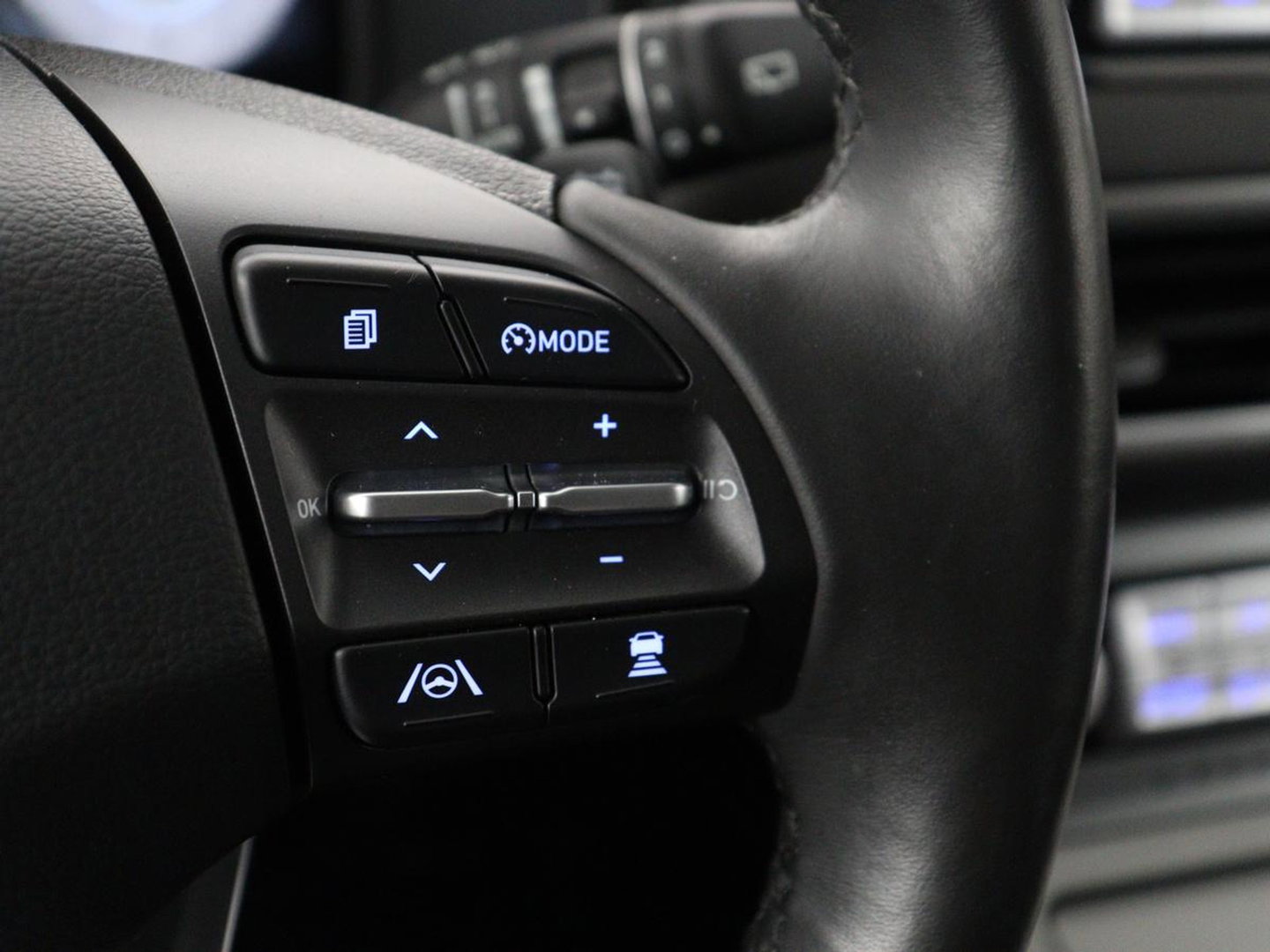 Hyundai KONA EV Premium 64 KWh | SOH 96.2% | Leder | Trekhaak | Head-up | Stoelventilatie | Stuur/stoel verwarming | Adaptive cruise | Camera | Park assist | Carplay | Dodehoek detectie | Krell sound |