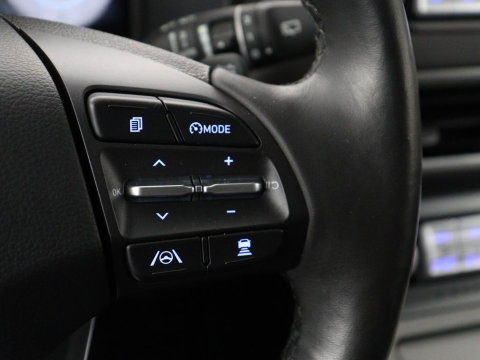 Hyundai KONA EV Premium 64 KWh | SOH 96.2% | Leder | Trekhaak | Head-up | Stoelventilatie | Stuur/stoel verwarming | Adaptive cruise | Camera | Park assist | Carplay | Dodehoek detectie | Krell sound |