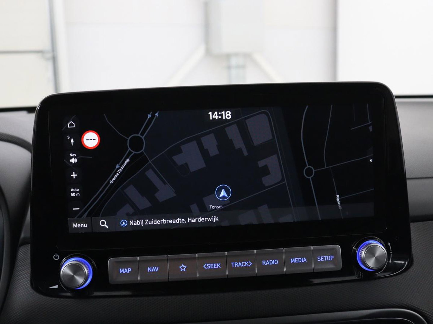 Hyundai KONA EV Premium 64 KWh | SOH 96.2% | Leder | Trekhaak | Head-up | Stoelventilatie | Stuur/stoel verwarming | Adaptive cruise | Camera | Park assist | Carplay | Dodehoek detectie | Krell sound |