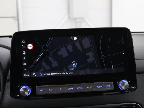 Hyundai KONA EV Premium 64 KWh | SOH 96.2% | Leder | Trekhaak | Head-up | Stoelventilatie | Stuur/stoel verwarming | Adaptive cruise | Camera | Park assist | Carplay | Dodehoek detectie | Krell sound |