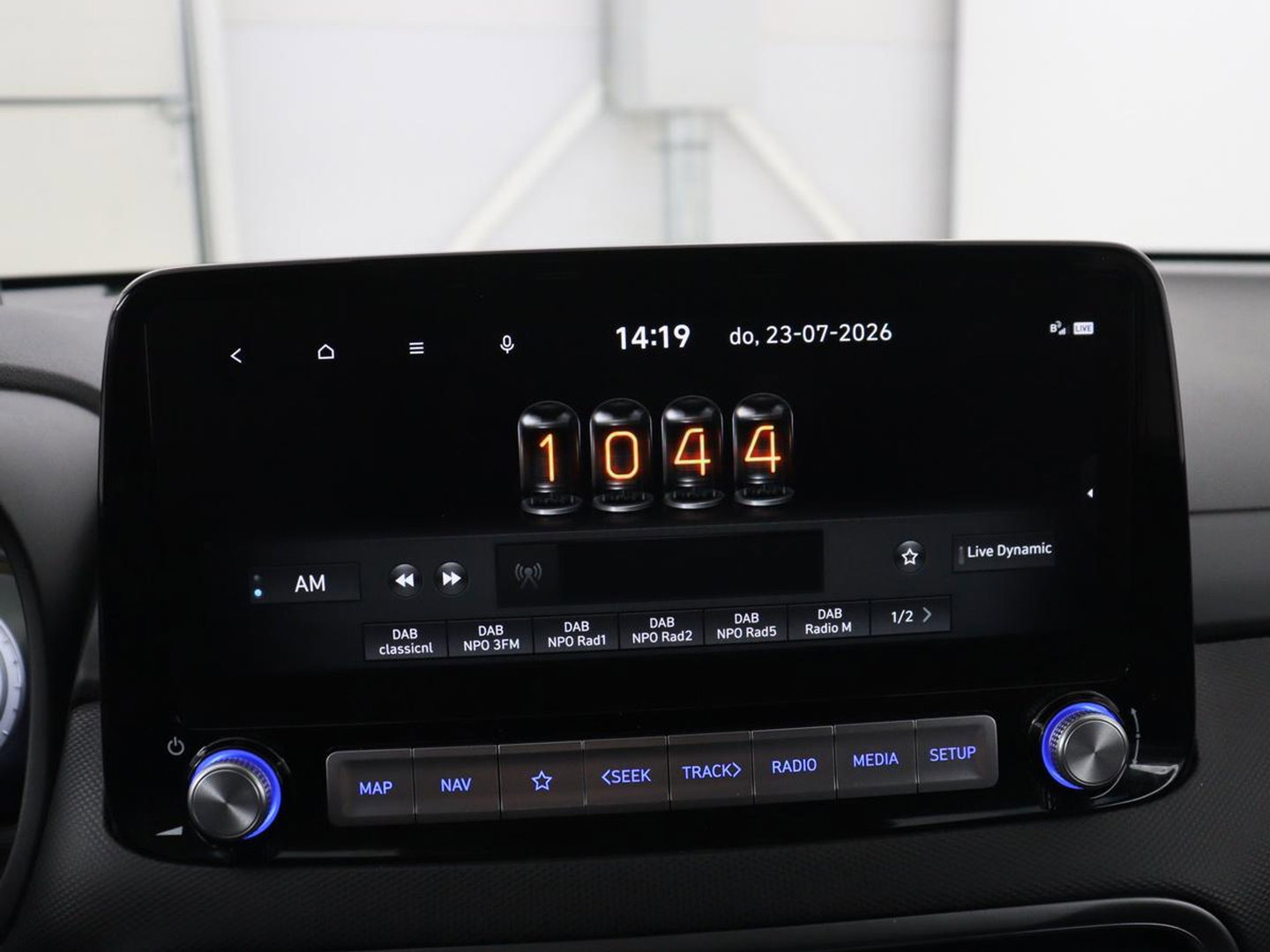 Hyundai KONA EV Premium 64 KWh | SOH 96.2% | Leder | Trekhaak | Head-up | Stoelventilatie | Stuur/stoel verwarming | Adaptive cruise | Camera | Park assist | Carplay | Dodehoek detectie | Krell sound |