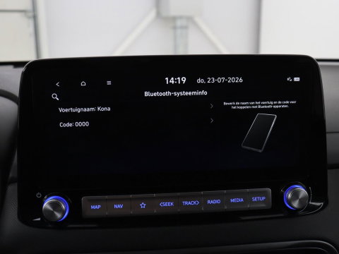 Hyundai KONA EV Premium 64 KWh | SOH 96.2% | Leder | Trekhaak | Head-up | Stoelventilatie | Stuur/stoel verwarming | Adaptive cruise | Camera | Park assist | Carplay | Dodehoek detectie | Krell sound |