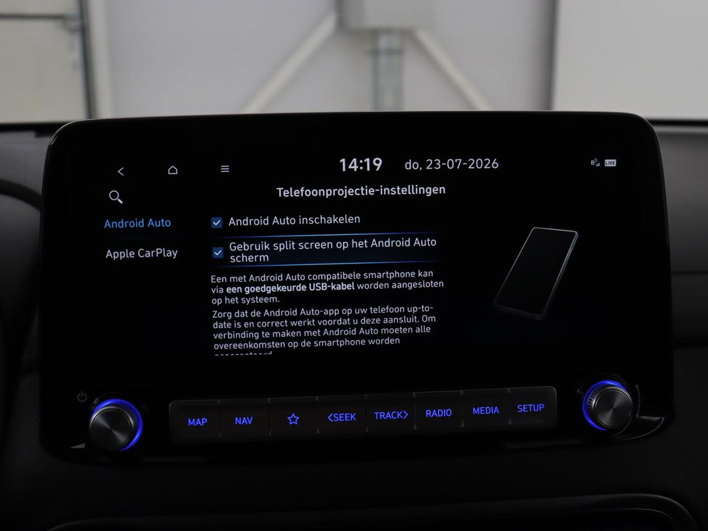 Hyundai KONA EV Premium 64 KWh | SOH 96.2% | Leder | Trekhaak | Head-up | Stoelventilatie | Stuur/stoel verwarming | Adaptive cruise | Camera | Park assist | Carplay | Dodehoek detectie | Krell sound |