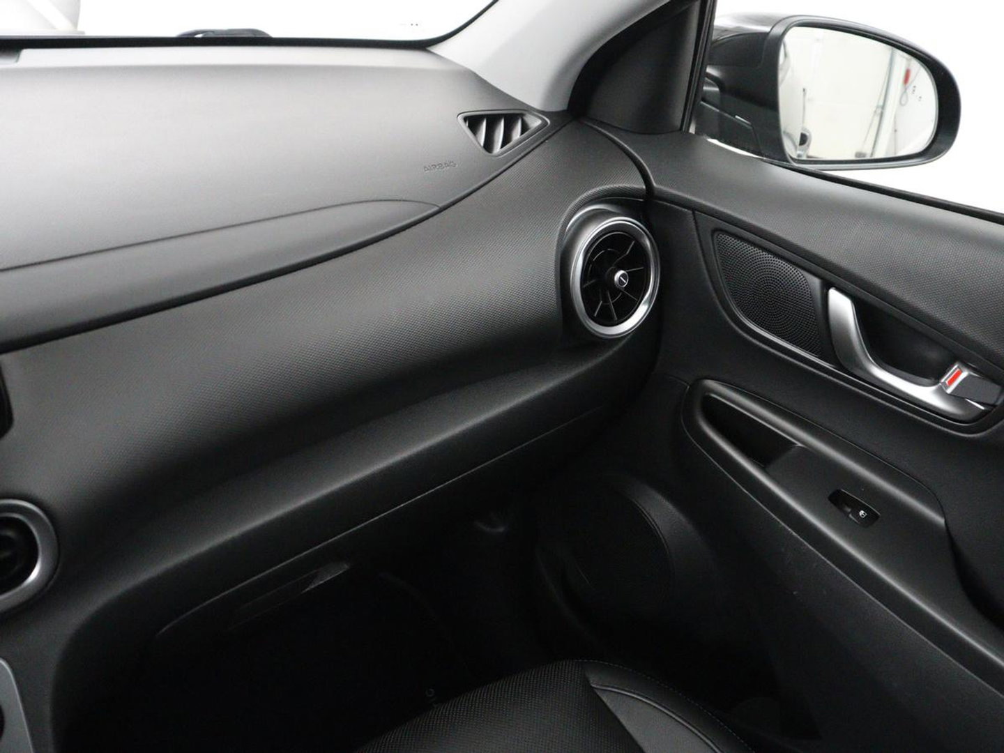 Hyundai KONA EV Premium 64 KWh | SOH 96.2% | Leder | Trekhaak | Head-up | Stoelventilatie | Stuur/stoel verwarming | Adaptive cruise | Camera | Park assist | Carplay | Dodehoek detectie | Krell sound |