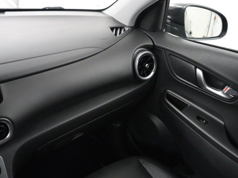 Hyundai KONA EV Premium 64 KWh | SOH 96.2% | Leder | Trekhaak | Head-up | Stoelventilatie | Stuur/stoel verwarming | Adaptive cruise | Camera | Park assist | Carplay | Dodehoek detectie | Krell sound |