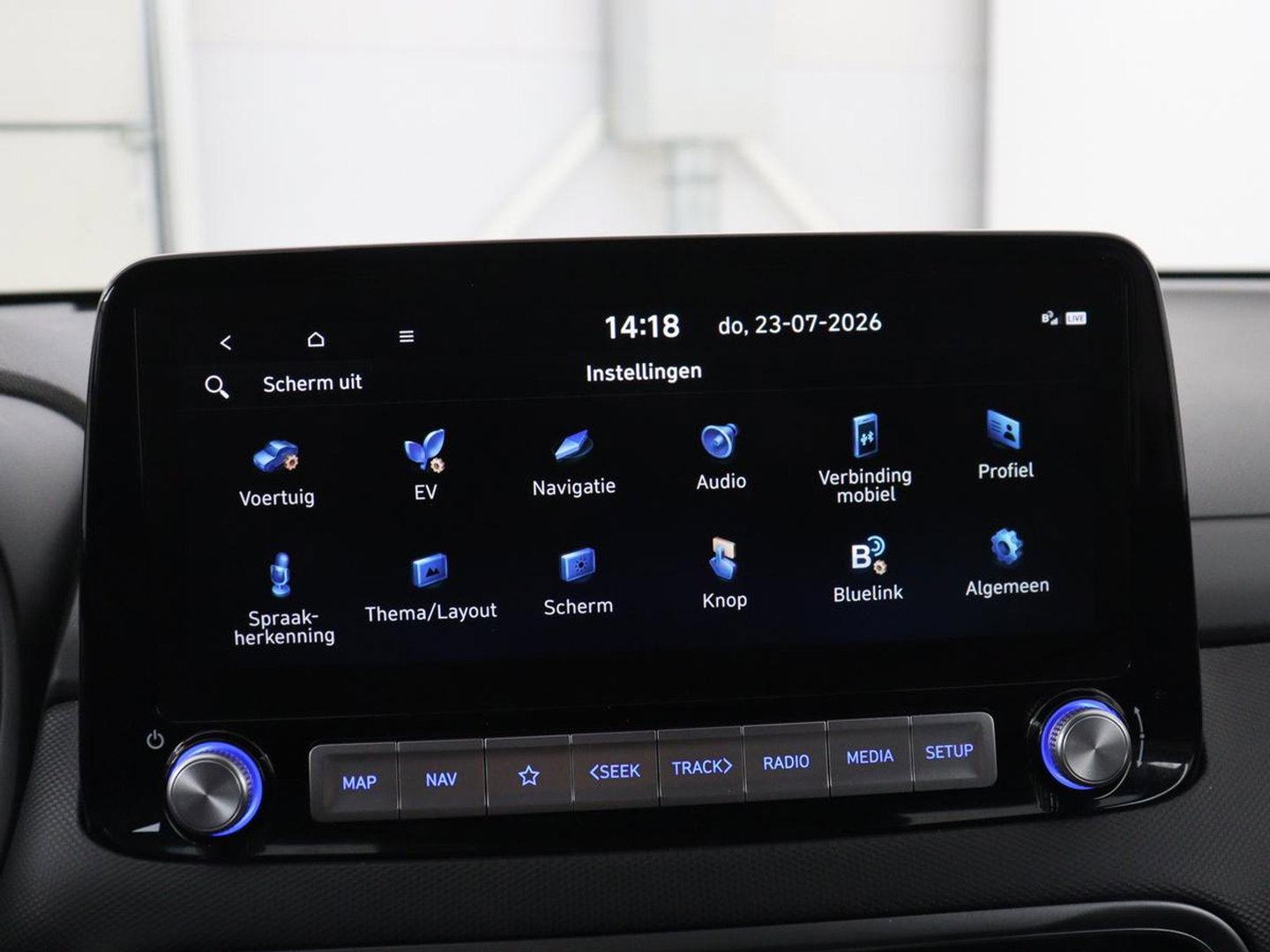 Hyundai KONA EV Premium 64 KWh | SOH 96.2% | Leder | Trekhaak | Head-up | Stoelventilatie | Stuur/stoel verwarming | Adaptive cruise | Camera | Park assist | Carplay | Dodehoek detectie | Krell sound |